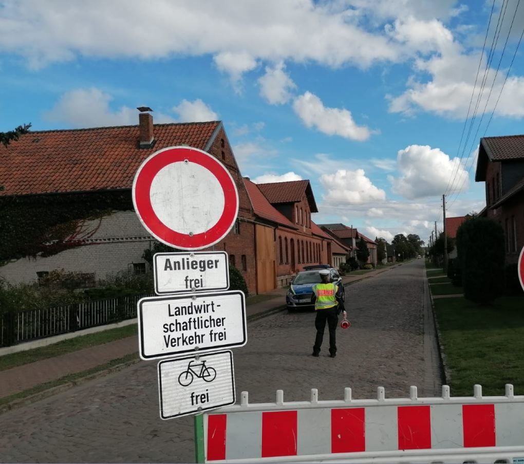 Polizei_SDL's tweet photo. #Baustellenkontrollen
#Winterfeld, #Brietz, #Jävenitz, 06.10.
Kontrollen aufgrund von Anwohnerbeschwerden & da die Bauarbeiten gefährdet worden sein sollen. Insg. 30 Verstöße gg Durchfahrtsverbote.
Halten Sie sich an Beschilderungen & nutzen Sie die Umleitungsstrecken! https://t.co/k7dJCrQD4z