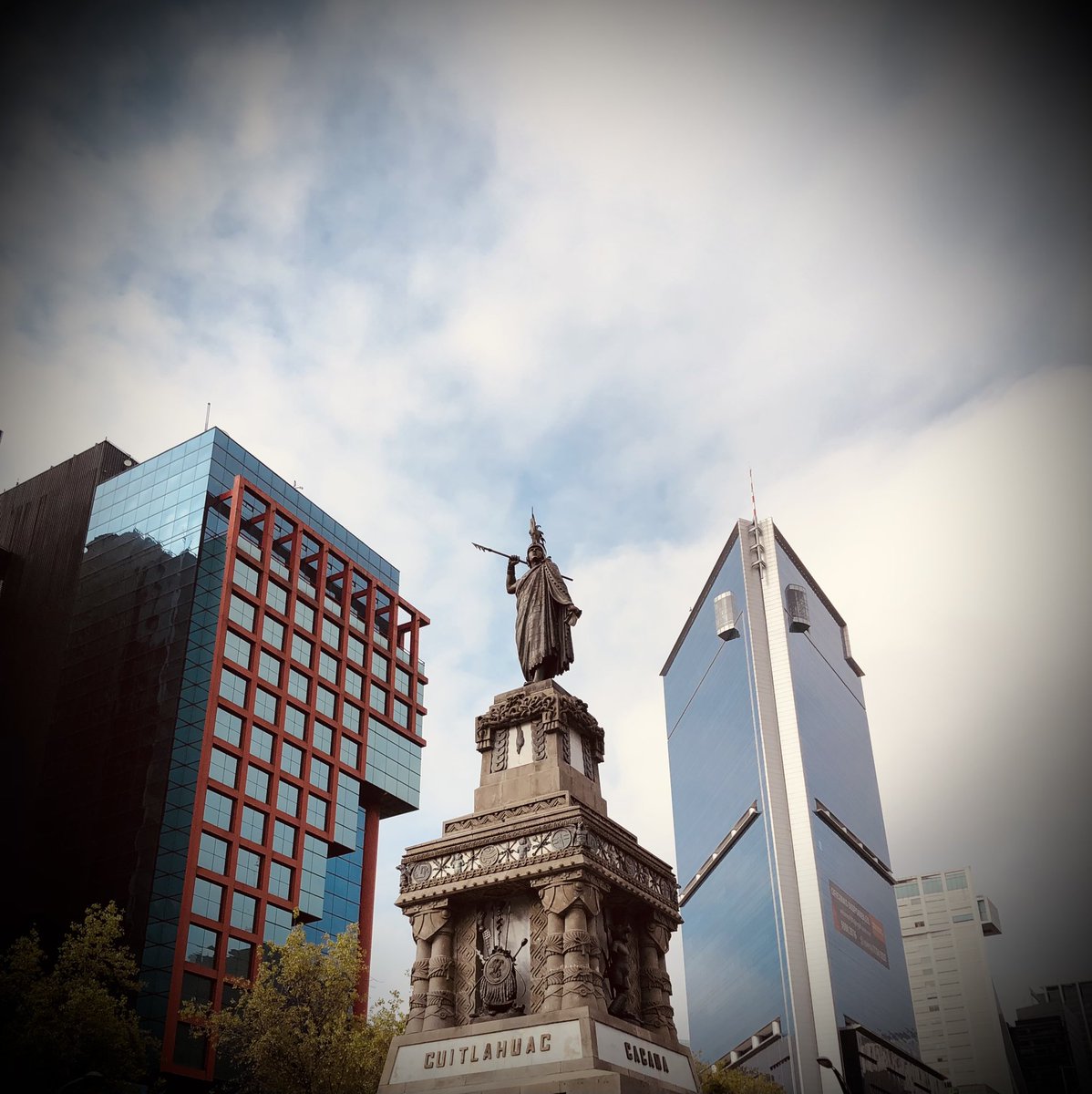 Nuestro presente debe ser la expresión armónica de la herencia ancestral de nuestros padres y el universo promisorio de nuestros hijos.

No vamos a destruir lo mejor de nuestro pasado, pero tampoco, de nuestro futuro.