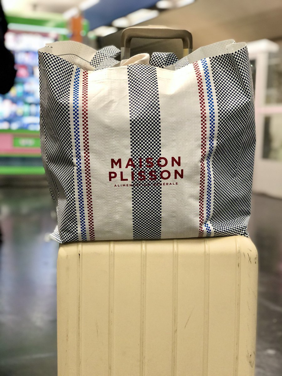 tricolorparis's tweet photo. メゾン・プリソンのエコバッグ3.6€か3.8€。うろ覚えですみません。大きくて可愛くて便利。持ち手が長めなので人によってはショルダーじゃないと引きずるかも。 #maisonplisson https://t.co/1cgDcaQgBm