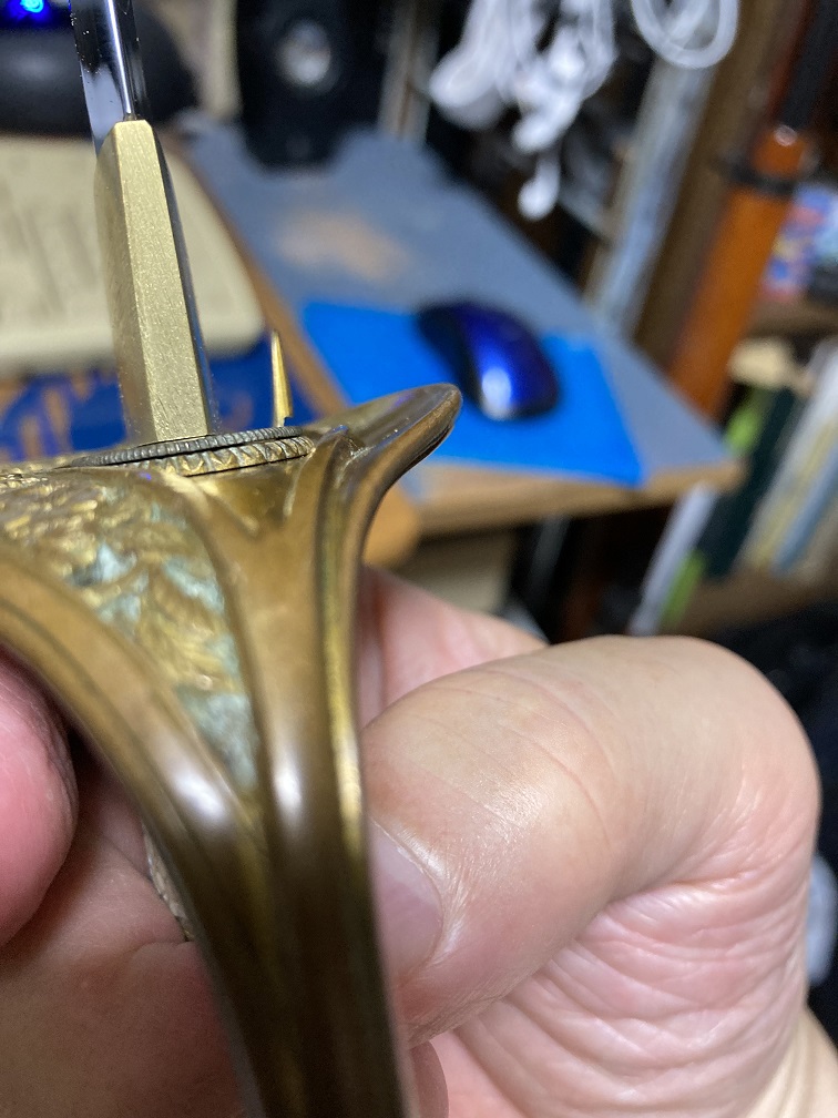 しゅう 軍刀に興味持って欲しいおじさん ゴールデンカムイ での 鯉登少尉 の活躍から人気のサーベル型軍刀 案外知られていないのが駐爪 ちゅうそう 軍刀特有の機構で柄側の爪が鞘側鯉口の切れ込みに引っかかり不意の刀身抜けを防止しています 右手