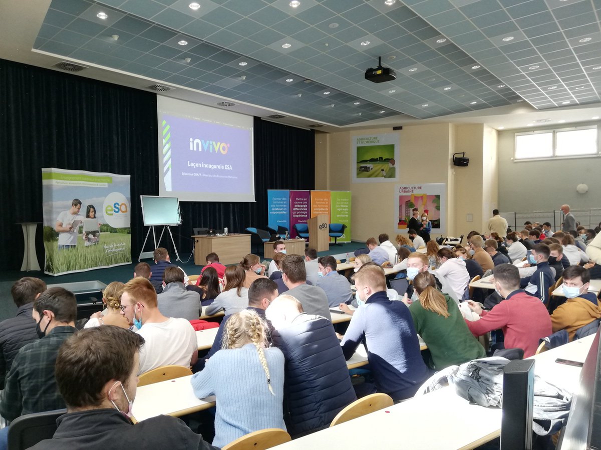 AGRICADRE_ESA's tweet photo. [Leçon Inaugurale] @Groupe_ESA @SebastienGraff @InVivoGroup décrypte le monde devant les étudiants dont les #Agricadre #Promo30 #Promo31
#RSE #SociétéAMission #positiveattitude #témoignage https://t.co/zX4d7CE1M1