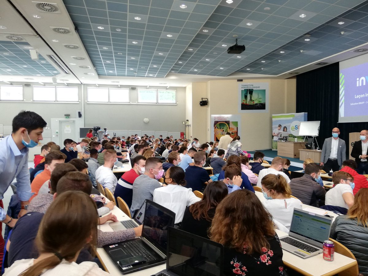 AGRICADRE_ESA's tweet photo. [Leçon Inaugurale] @Groupe_ESA @SebastienGraff @InVivoGroup décrypte le monde devant les étudiants dont les #Agricadre #Promo30 #Promo31
#RSE #SociétéAMission #positiveattitude #témoignage https://t.co/zX4d7CE1M1