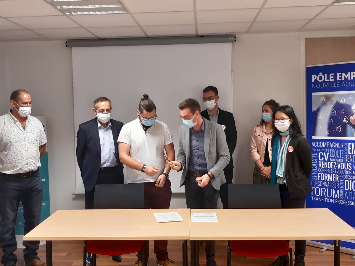 DSAINTPAUL's tweet photo. 3ème journée de la visite de @Alain_Mauny dans les Pyrénées Atlantiques 
Renvontre de l'équipe @poleemploi_NA d'Oloron Sainte Marie et signature d'un Parcours Emploi Compétences avec la CCVO et d'un contrat initiative emploi avec l'entreprise Blue Config 👍 https://t.co/eWcxxZzL0r