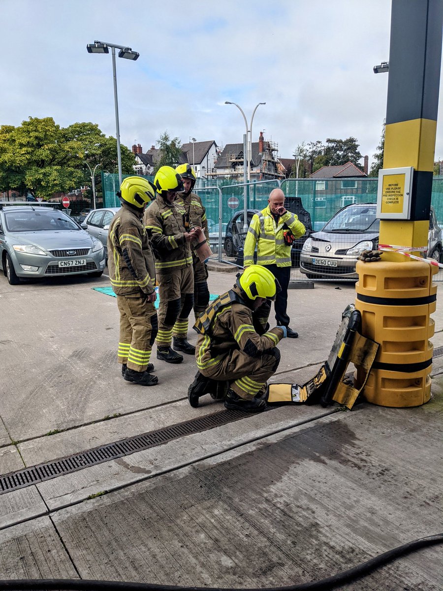 WMFSHadenCross's tweet image. 🟢 watch &amp;amp; @WMFSBrierleyH doing hazmats training. Brushing up on our skills for dealing with a chemical spill! We use Emergency Response Guide to find out about the chemical spilled &amp;amp; how to manage it
@WestMidsFire

#learning #practicetoperfection #firefighter #readywillingable
