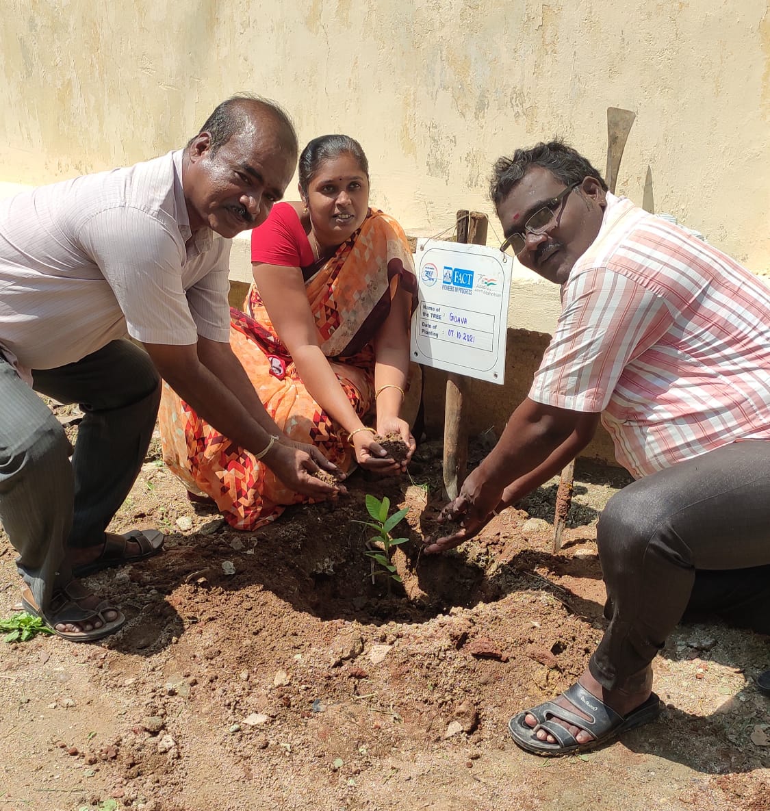 FactVellore's tweet photo. FACT TN Vellore Tree planting activity...
பாக்ட் வேலூரில், இந்தியாவின் 75-ம் ஆண்டு சுதந்திர தினத்தை போற்றும் விதமாக மரம் நடும் நிகழ்ச்சி நடைபெற்றது. https://t.co/wEHmCRFD4d