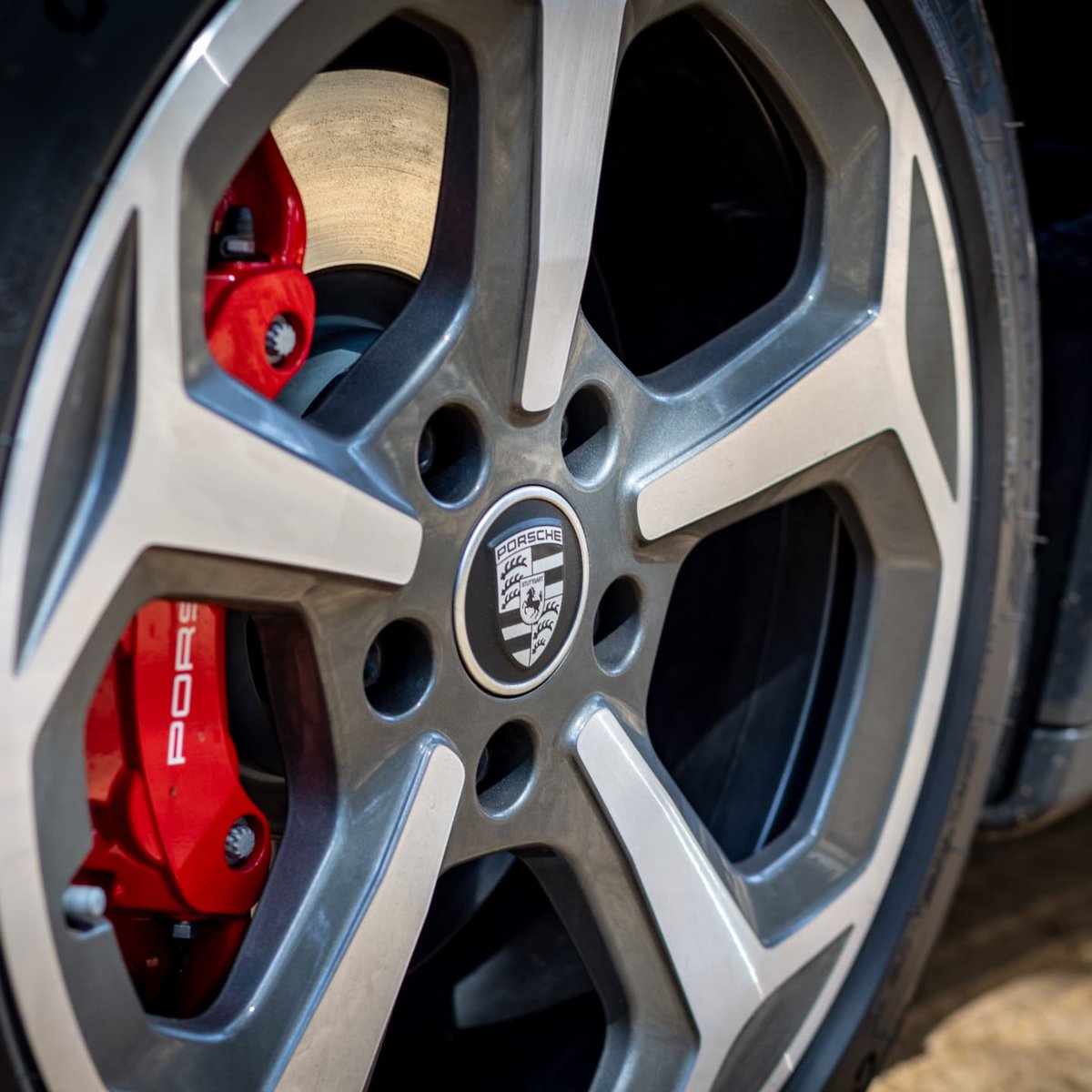 News24Motoring's tweet photo. 2021 Porsche Taycan Cross Tursimo 4S
#Wheels24 #wheels24testcar #wheels24garage https://t.co/LfAXy1TzU4