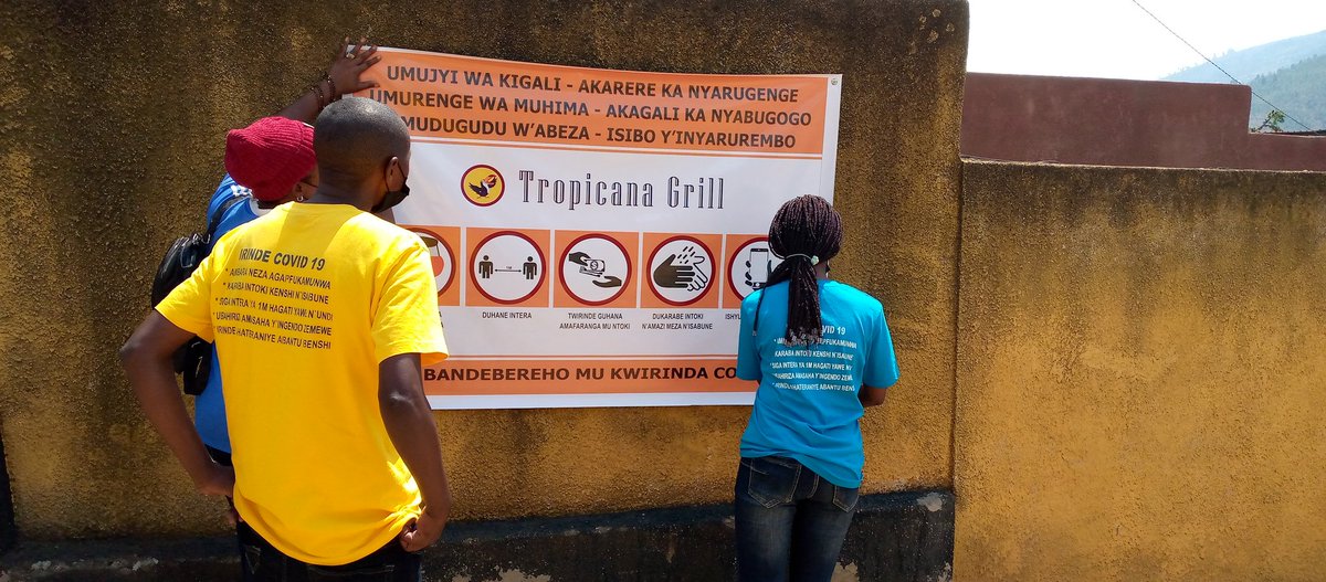 NyabugogoCell's tweet photo. Uyu munsi mu mudugudu w'Abeza muri @NyabugogoCell mu murenge wa @MuhimaRwanda hakozwe ubugenzuzi ku mabwiriza yo kwirinda #COVID19 uko yubahirizwa ndetse hamanikwa n'ibyapa biriho amabwiriza yo kwirinda #COVID19 
@nshutiesp @EmmyNGABONZIZA1 @GraceMukandoli @MuhimaRwanda https://t.co/WR2Uu5eup9