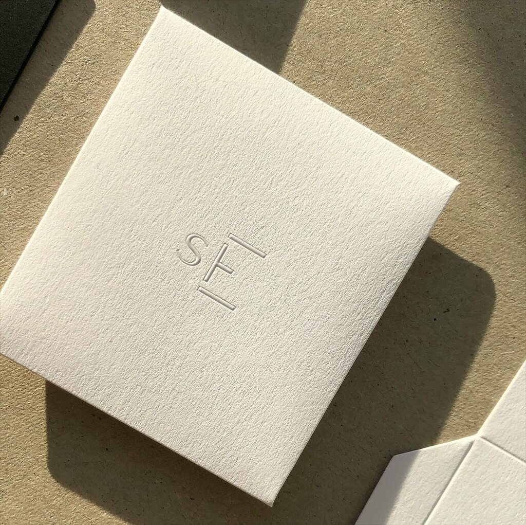 dot_studio_'s tweet image. Custom Envelopes. Foil embossing. Clarity foil @foilcoltd, Keaykolour Pure White @arjocreatives 

Designed by @begumbahcecik 

#printedbydotstudio #buttonenvelope #customenvelope #foilembossing instagr.am/p/CUugVChsL-5/