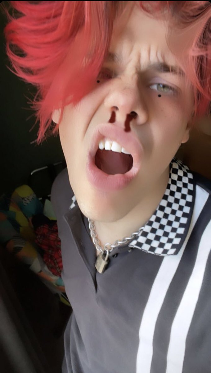 reonmars's tweet image. o único ser que fica bonito com esse filtro é o yungblud e ngm mais!!!