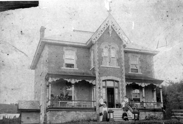 #JeudiRetro Occupée par divers membres de la famille MacLaren jusqu'à la mort de John MacLaren en 1874, cette maison a été liée aux activités du moulin pendant plusieurs décennies.
Téléchargez  la visite auto-guidée du village historique de #Wakefield. fairbairn.ca/tour