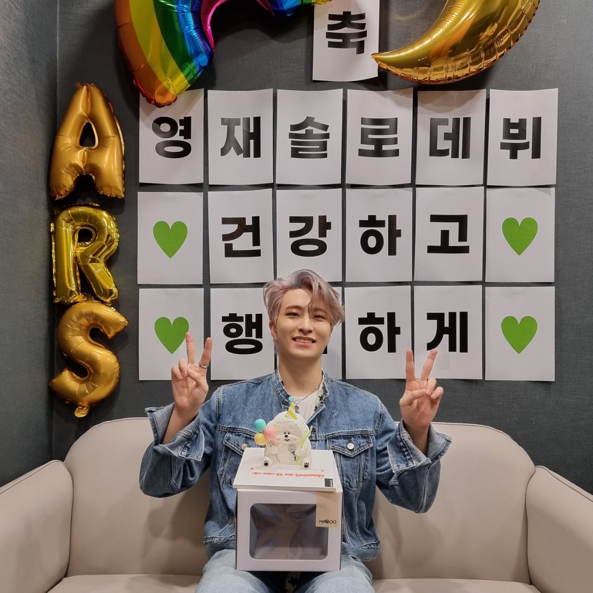 YOUNGJAExArs's tweet photo. 🎨축🌙
영재솔로데뷔
💚건강하고💚
💚행복하게💚

무사히 Vibin 첫 음악방송 무대를 마쳤습니다! 남은 무대도 기대 많이해주세요🥰

#영재 #YOUNGJAE 
#COLORSfromArs #Ars 
#Vibin https://t.co/JLGEiigWHs