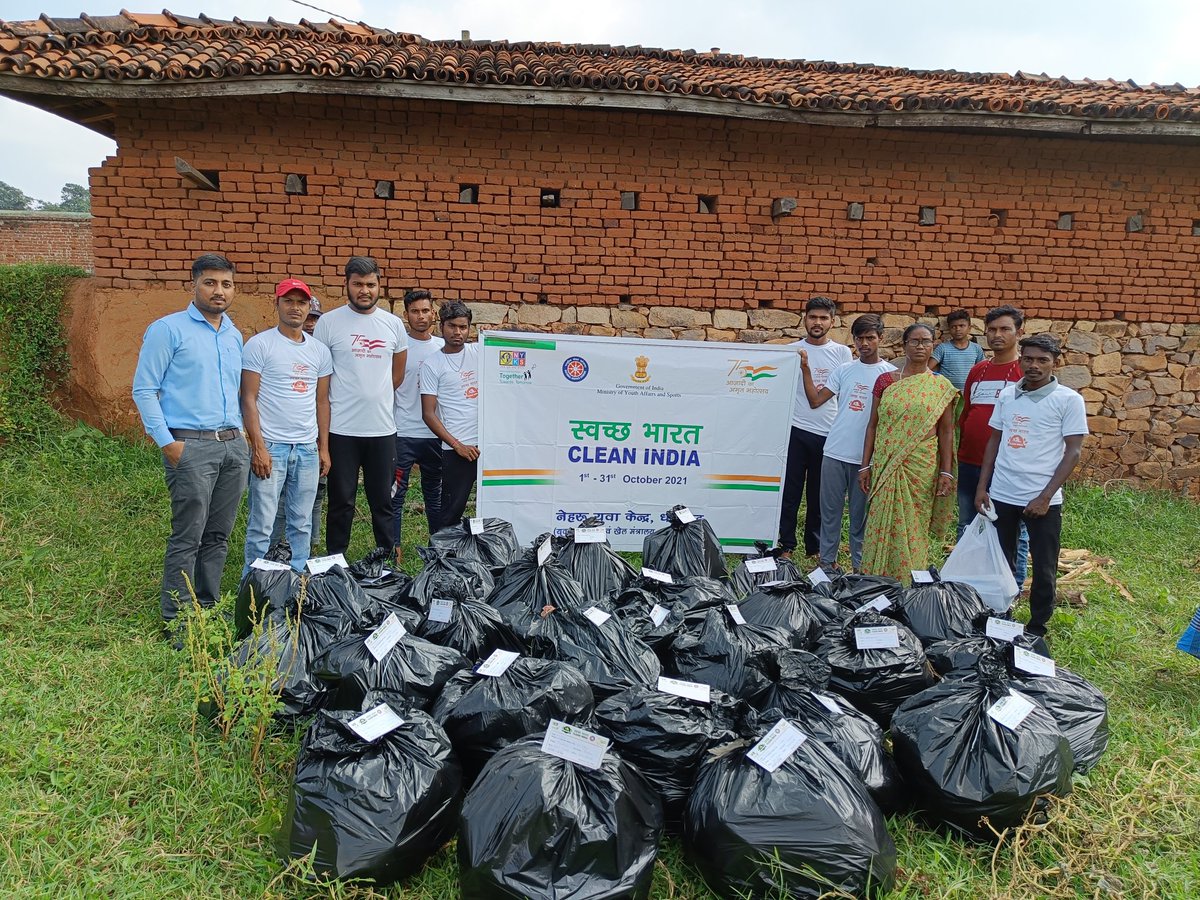YuvaDhanbad's tweet photo. Youth Volunteers of NYK Dhanbad are continuously making efforts to make #CoalCapital of India #PlasticFree. Over #150kg of #PlasticWaste is collected and disposed off under #CleanIndia campaign in Presence of PRI Members in East Tundi Block.
@Nyksindia @YASMinistry @ianuragthakur https://t.co/UiX9lXommx