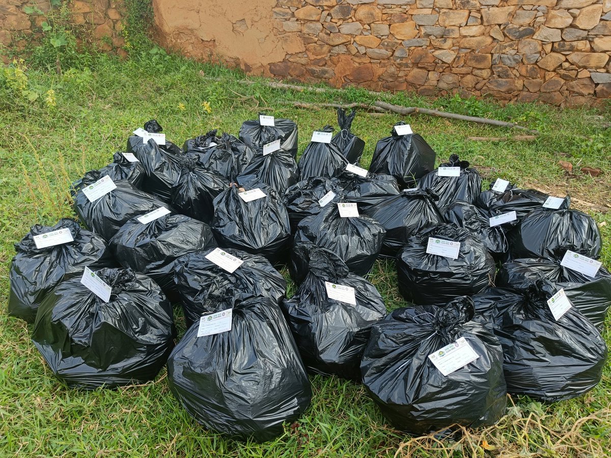 YuvaDhanbad's tweet photo. Youth Volunteers of NYK Dhanbad are continuously making efforts to make #CoalCapital of India #PlasticFree. Over #150kg of #PlasticWaste is collected and disposed off under #CleanIndia campaign in Presence of PRI Members in East Tundi Block.
@Nyksindia @YASMinistry @ianuragthakur https://t.co/UiX9lXommx