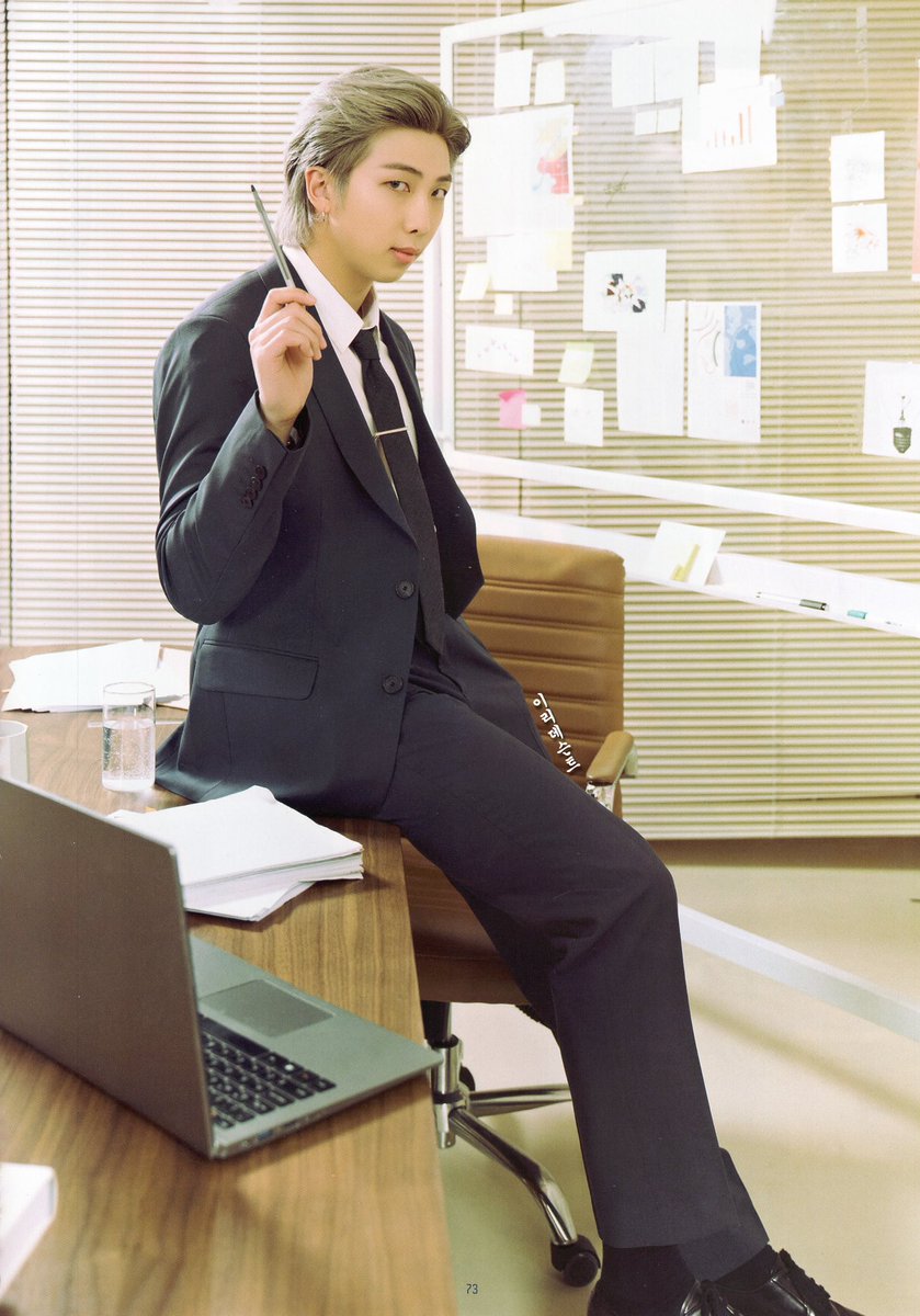 Iridescent9595's tweet photo. [SCAN] ARMY  KIT 3 ARMY . ZIP
김남준팀장님
 
#RM #BTS @BTS_twt 

솔직히 첫번째사진 물마시는거 보고 심쿵 🥺 https://t.co/mMSG2Wlr3m