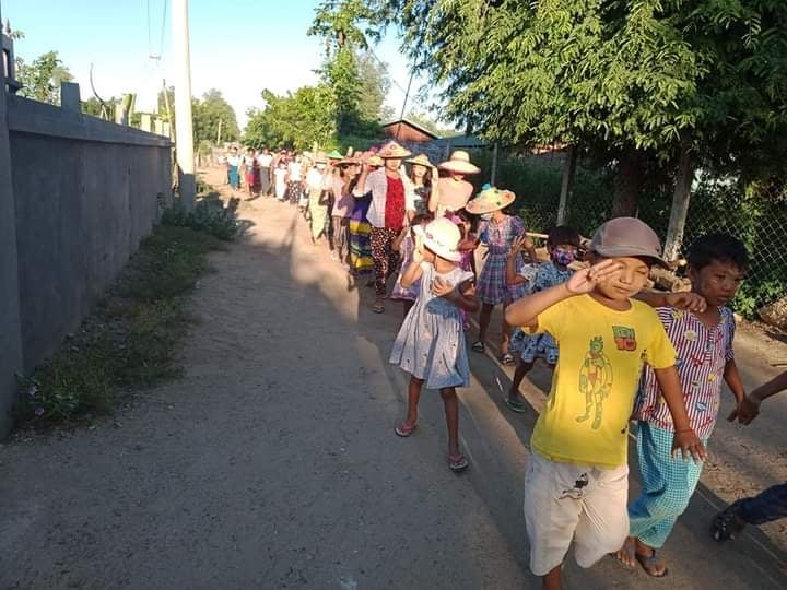 ယင်းမာပင်မြို့နယ်ရှိ ကျေးရွာတစ်ရွာတွင် ယနေ့ အောက်တိုဘာလ ၇ရက်နေ့တွင် အကြမ်းဖက် စစ်ကောင်စီ ဖက်ဆစ် စစ်တပ် တော်လှန်ရေး ပြည်သူများ ဦးဆောင်ကာ ချီတက် ဆန္ဒပြခဲ့ကြောင်း သိရသည်။