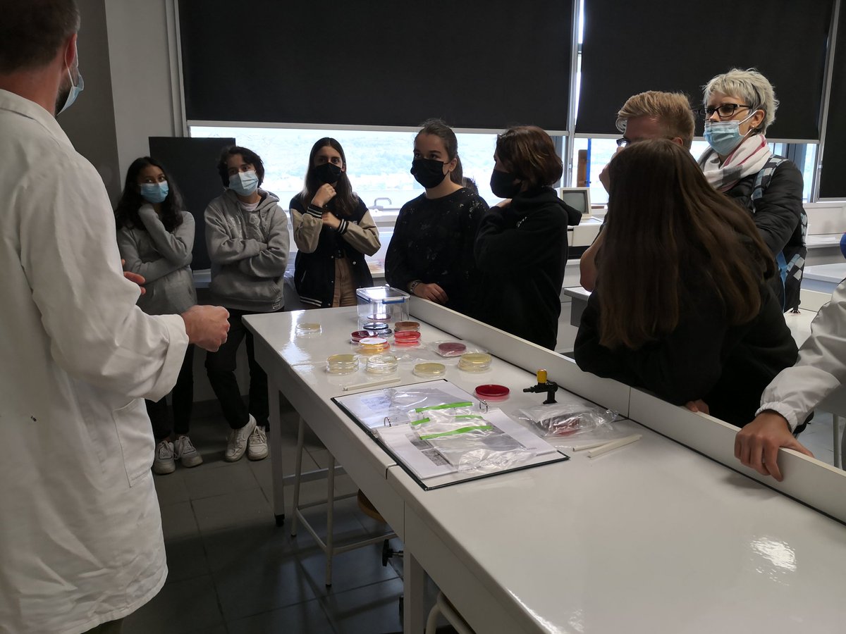 LMGE_UCA's tweet photo. Les bactéries amies ou ennemies ? Comment savoir... 😁 🤔. Le #lmge explique aux scolaires la dualité de réponse #microbiology #FDS2021 #uca https://t.co/bktZbfOXHN