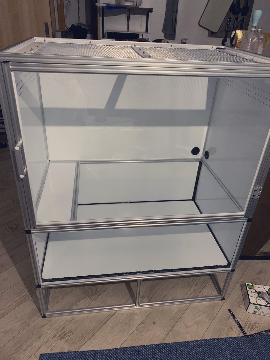 gururi_ch's tweet photo. とりあえず形にはなった
あとは水が漏れないか..ﾄﾞｷﾄﾞｷするぅ🌚
#自作ゲージ
 #爬虫類好きと繋がりたい https://t.co/5j1VZnecrd