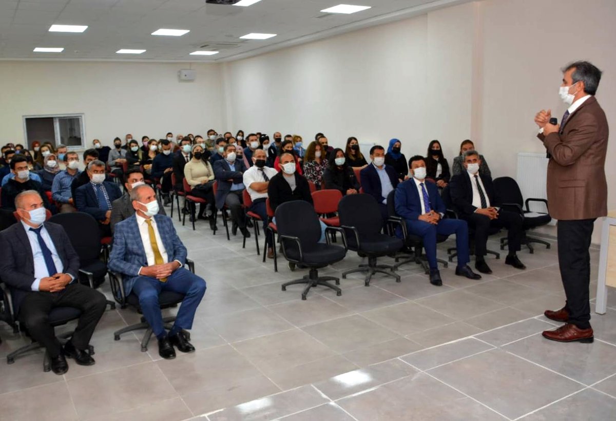 Milli Eğitim Müdürümüz Yusuf Tüfekçi ve beraberinde Müdür Yardımcısı Hamza Aygün ile Delice İlçe Milli Eğitim Müdürü Nazmi Bayram, ilçedeki öğretmenlerle bir araya geldi. Tüfekçi, öğretmenlerle eğitim öğretimle ilgili değerlendirme toplantısı düzenledi. <a href="/tufekciyusuf/">Yusuf TÜFEKÇİ</a>