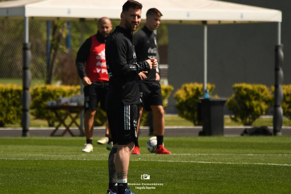 RodrigoChiramb1's tweet photo. No sé si soy consciente de la semana que vengo teniendo.

Lunes 4: saque 4 entradas para Argentina🇦🇷 - Uruguay🇺🇾.

Miércoles 6: fui por 1era vez al predio de @Argentina y le saque fotos al 10. 📷 👇🏽 https://t.co/OvVjTcrps1