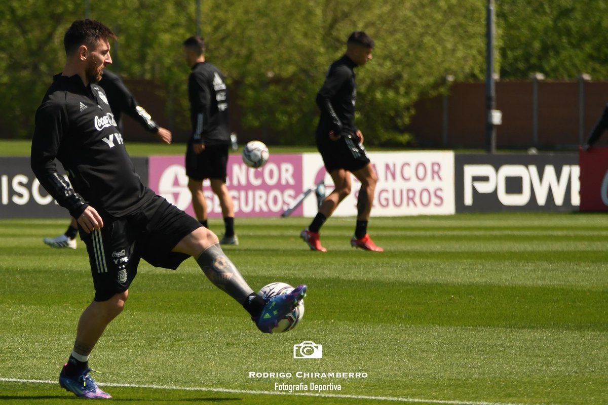 RodrigoChiramb1's tweet photo. No sé si soy consciente de la semana que vengo teniendo.

Lunes 4: saque 4 entradas para Argentina🇦🇷 - Uruguay🇺🇾.

Miércoles 6: fui por 1era vez al predio de @Argentina y le saque fotos al 10. 📷 👇🏽 https://t.co/OvVjTcrps1