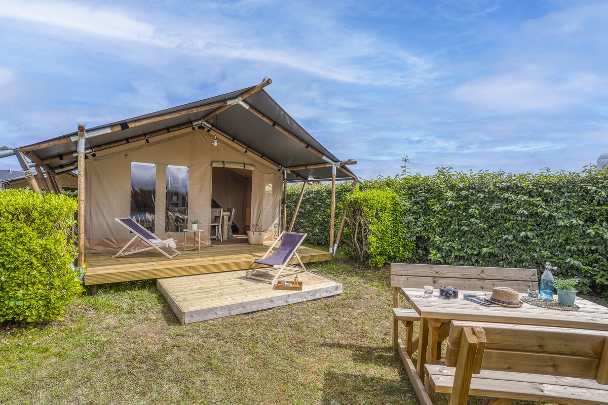 Coup d'œil sur les lodges du #slowvillagebreizhlégendes 🌊🏕️
#lespiedsdansleau #finistèrenord #slowvillage