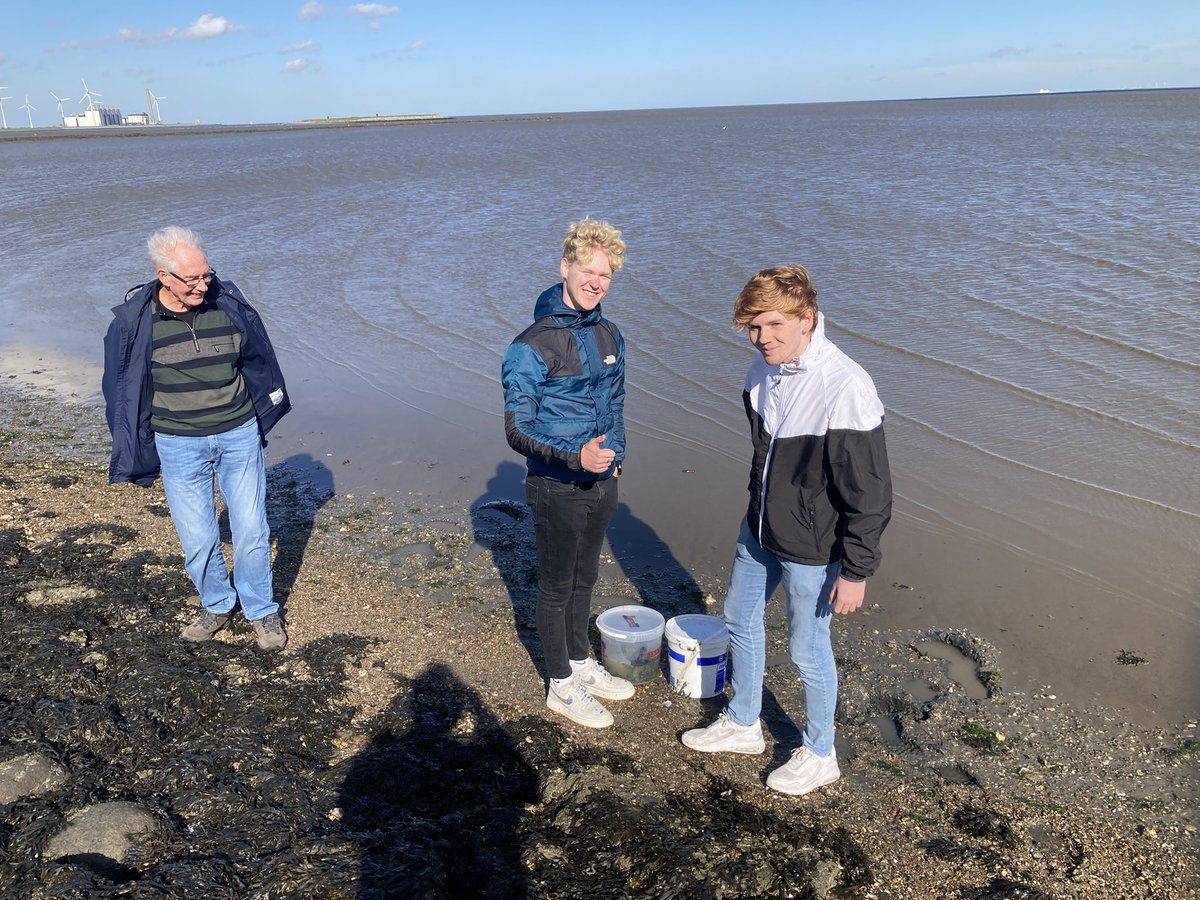 Met scholieren van #Gomarus college Ulva(zeesla) rapen in de Eems. Leuk dat de generatie van de toekomst zich met de voedingsbron van de toekomst bezighoudt!