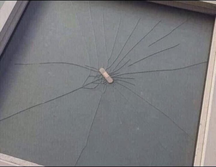 Пластырь на разбитом стекле извини. Как визуально выглядит. Как выглябит1000 человек. Как визуально выглядит. Пластырь на разбитом стекле.