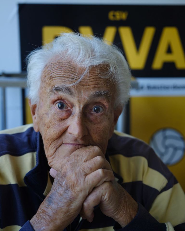 Zaterdag vindt de feestelijke onthulling van het eerbetoon aan ons clubicoon Henk van Driest plaats. Op veld 1 na de wedstrijd van H1, om 16.15. Komt allen! 
#clubicoon #onthulling #geelzwarteleeuwen #laatonsjuichen