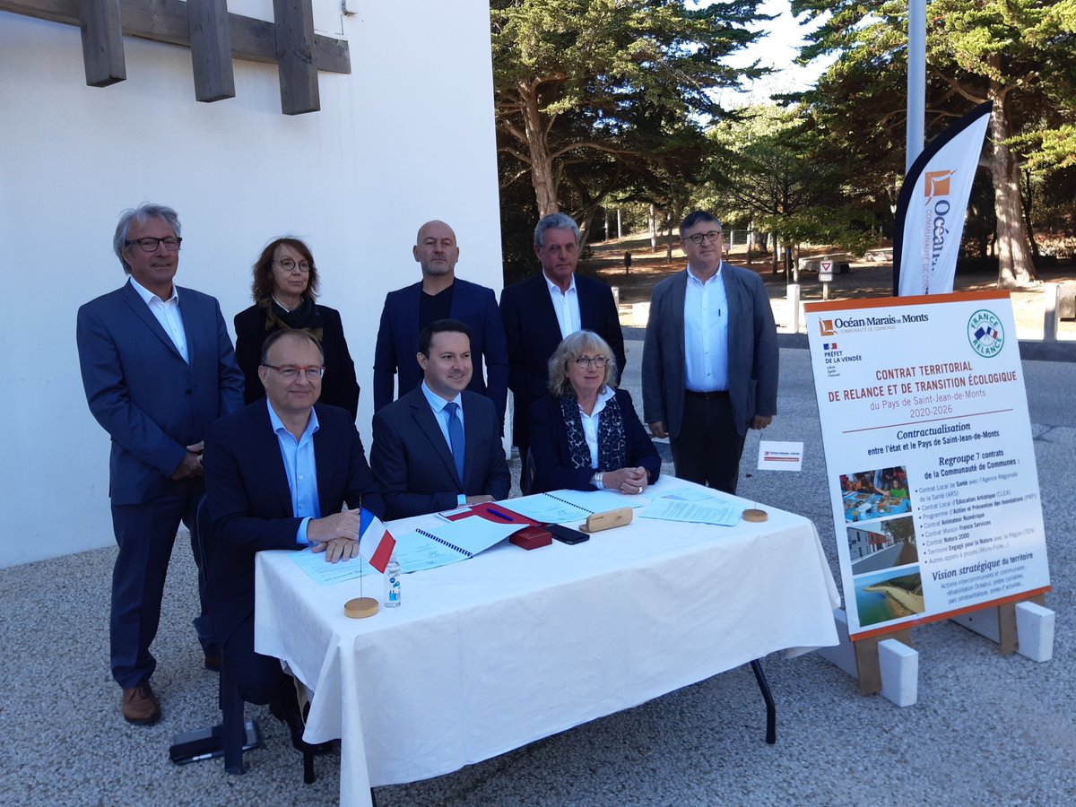 [ FRANCE RELANCE ] Signature aujourd'hui du Contrat <a href="/RelanceFrance/">FranceRelance</a> 2020-2026 du <a href="/gouvernementFR/">Gouvernement</a> avec <a href="/PrefetVendee/">Préfet de la Vendée 🇫🇷</a>, <a href="/DepVendee/">Département Vendée</a> et <a href="/paysdelaloire/">Pays de la Loire</a> ! Beaucoup de projets intercommunaux et communaux financés sur le <a href="/PaysDeMonts/">Océan-Marais-deMonts</a> <a href="/stjeandemonts/">Pays de Saint-Jean-de-Monts</a> !