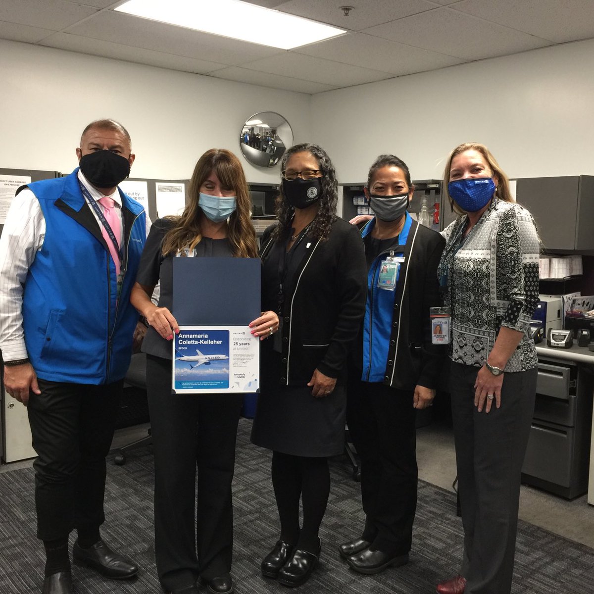 catherineinsf's tweet photo. ✈️🎉💗Congratulations and 25 Happy Anniversary for AnnaMaria ✈️🎉 and 10 Anniversary Lourdes SFOCS ⁦@vjpassa⁩ ⁦@Auggiie69⁩ ⁦@weareunited⁩ #SFOteam #beingunited https://t.co/HVfYyEDELr