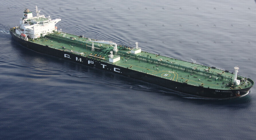 Shipguru's tweet photo. #ArabMaritimePetroleumTransportCo (#AMPTC) #aframax #tanker #SEA_LEGEND #underway #offshoreSicily - 22.10.2012 - https://t.co/nfgboxc3g3 - NO PHOTOS can be used or manipulated without our permission https://t.co/flPhdpQynV