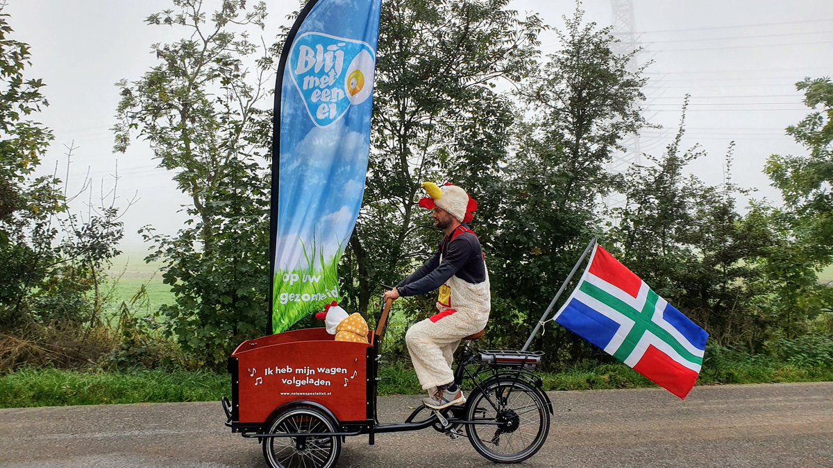 blijmeteenei's tweet photo. Vanuit Middelstum fietste @provgroningen legpluimveehouder Bart Thybaut naar #Onstwedde met een bakfiets vol bruine #eieren. Dat ziet er gezellig uit! @teamagronl @mmmEggies https://t.co/wcBwg2SYF7