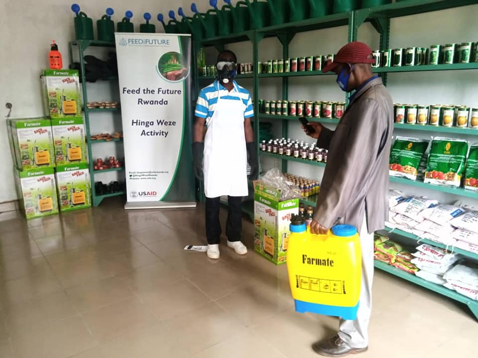 CNFA's tweet photo. In #Rwanda, @FeedtheFuture @USAIDHingaWeze welcomed Nyamagabe District Mayor, Uwamahoro Bonaventure &amp; @USAID Economic Growth Director, Amy Beeler to showcase the country's 1st Farm Service Center #FSC @kopabinya —a #OneStopShop for agricultural inputs &amp; services. @USAIDRwanda https://t.co/EAkSPkLiqL