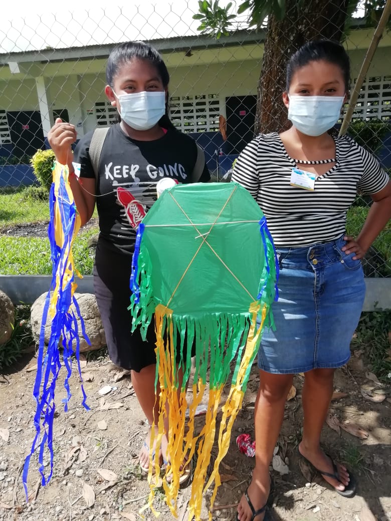 EstherBonillaM's tweet photo. En el colegio de Pueblo Nuevo, Comarca N B, región Ñokribo, se realizó la celebración de #DiaMundialdelasAvesMigratorias nuestro estudiantes estaban muy felices de volver a compartir 💚 @enviroamericas @MarujaGordaydeV @AparicioCarmen https://t.co/PhurL7lPDm