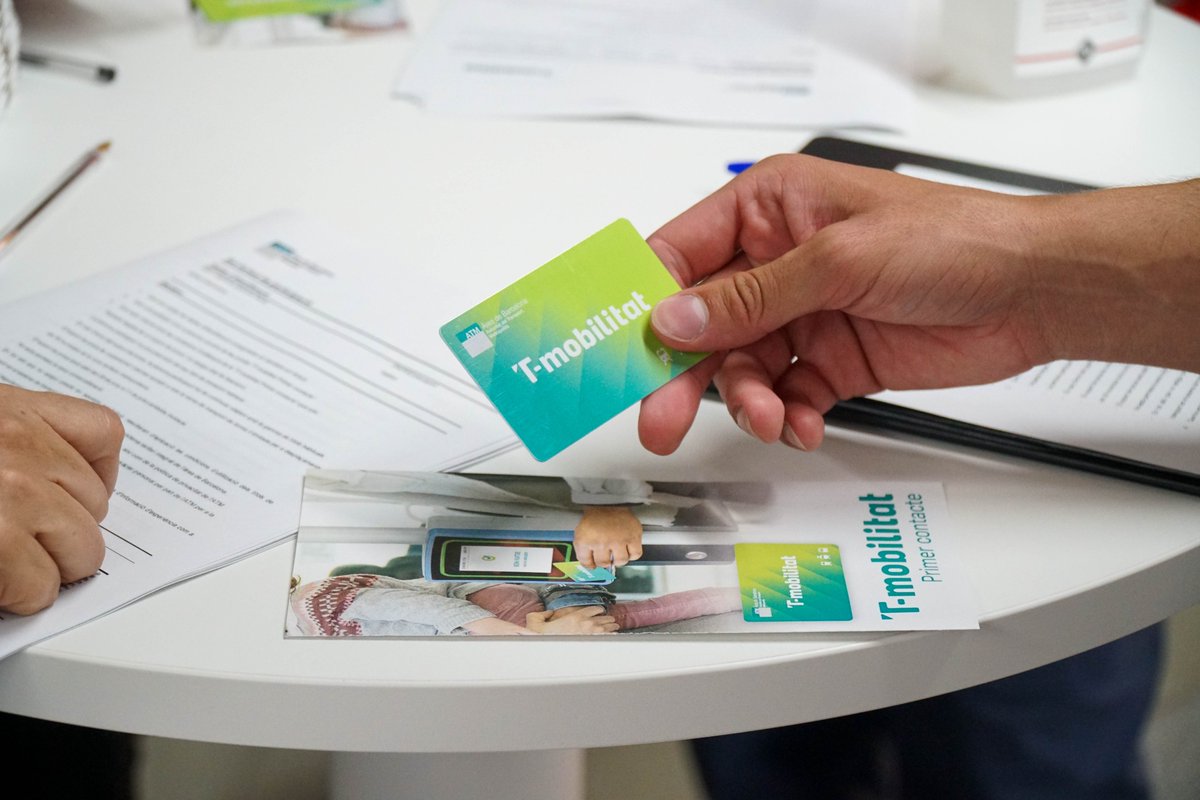 T_mobilitat's tweet photo. ✅Les proves #PrimerContacte segueixen en marxa 👇
1⃣ Els milers de persones amb targeta poden seguir viatjant al #transportpúblic i recarregant la T-mobilitat amb les aplicacions i a les màquines d'autovenda de la xarxa. https://t.co/sABUcVDUv4