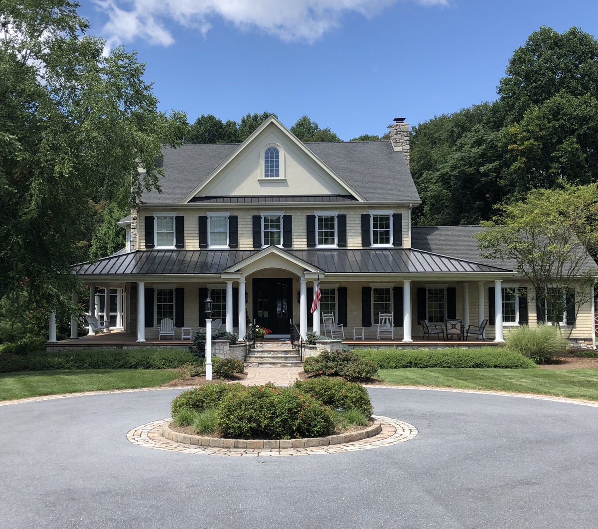 Jain_Building's tweet photo. Transformation Thursday! This gorgeous house is showcasing #nucedarshingles in our standard color Antique White. Check out the before &amp; after! 😍 https://t.co/1YYEv3gtNp