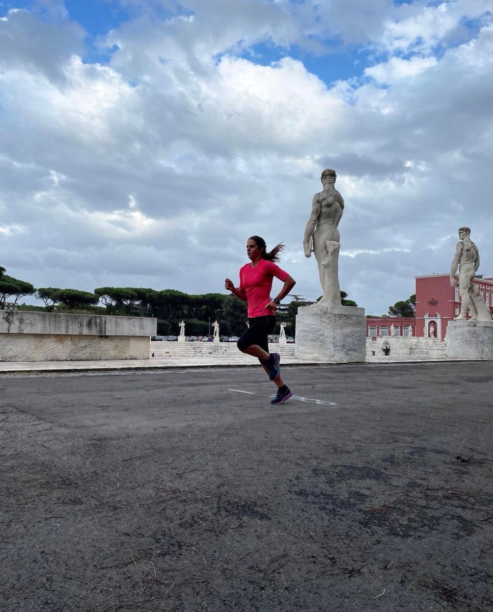 Coninews's tweet photo. Allenamento all'ombra dei marmi del Foro Italico per la triathleta #ItaliaTeam Beatrice #Mallozzi. 🏃♀️
#triathlon @federtriathlon https://t.co/Ap6DJJhzRa