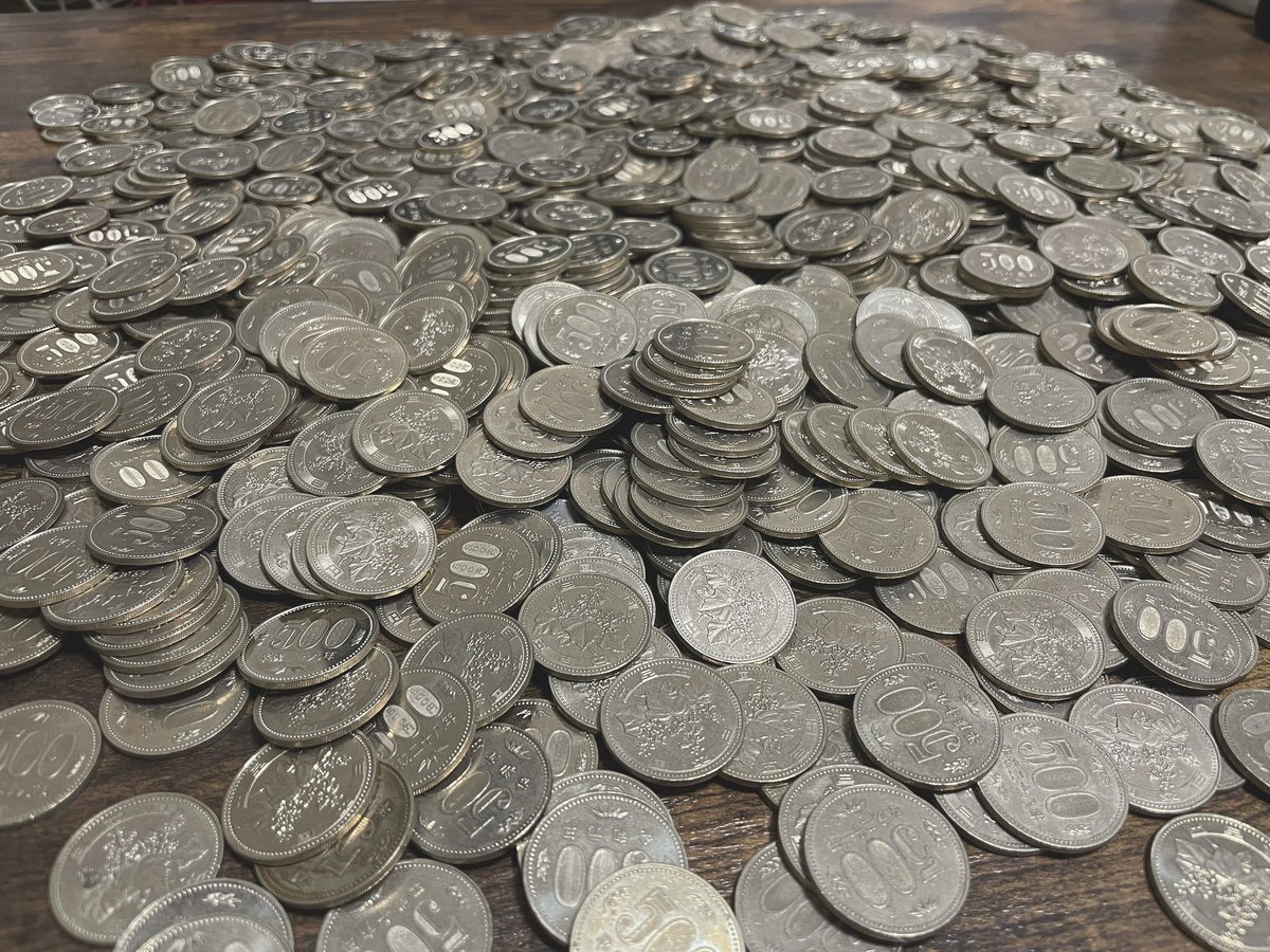 kouichi0731's tweet photo. 500円玉貯金始めて5年が経ちました
5年で80万まできたね
来年には目標の100万
クッソ時間かかる（笑）
貯まったら彼女と旅行にでも行こう https://t.co/RkHMRes81k
