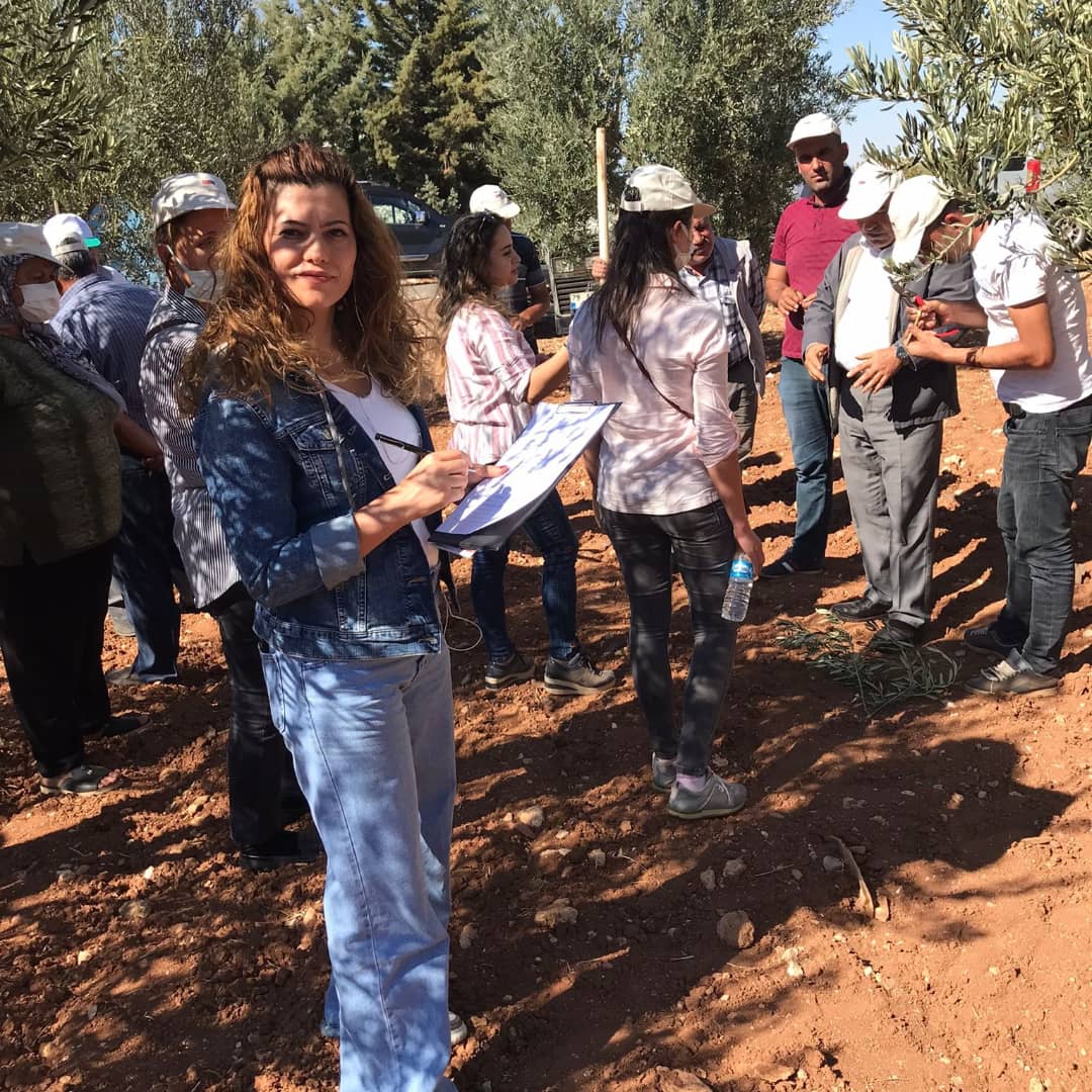 OdasSahinbey's tweet photo. Şahinbey Ziraat Odası olarak FAO ve Gaziantep İl Tarım ve Orman Müdürlüğü işbirliği ile 2021 yılı zeytin okulu 6. Toplantımızı İl Tarım ve Orman Müdürlüğünden Ziraat Muhendisi Merve Güneş , Ziraat Mühendisi  Eda Erdoğdu ve  katılımcı  çiftçilerimiz ile tamamlamış bulunuyoruz. https://t.co/HCxrEKsokS