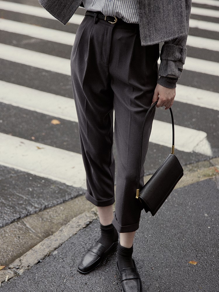 Manusmachina 深灰クラシカルなサブリナパンツ T Co Nqdwd8vgha 麗しのサブリナ で オードリー ヘップバーンが身に着けたことから名付けられたサブリナパンツ カジュアルな雰囲気ながらも 薄暗いグレーがシックな印象を与えてくれる こなれ感