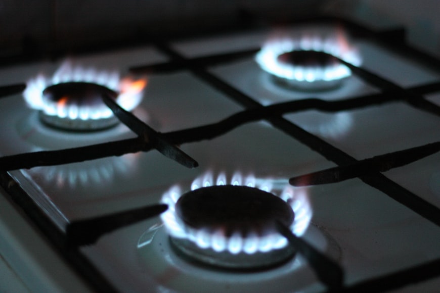 ChileFne's tweet photo. FNE recomienda prohibir que Gasco, Abastible y Lipigas participen en la distribución de gas licuado a los consumidores y propone cambios regulatorios al negocio del gas natural para que baje el precio de ambos combustibles.
https://t.co/OtBTWoZkhj https://t.co/mAWtLWjtq7
