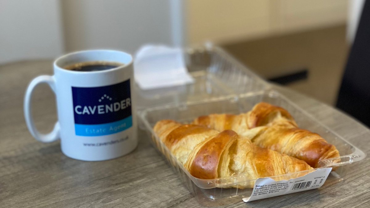 AgentsCavender's tweet photo. As a local estate agent based in the heart of Guildford, the Farmers Market is one of our highlights! πSome delicious pastries even made their way back to our office! They went down an absolute treat! βοΈπ₯
#HighstreetAgent #ShopLocal #GuildfordFarmersMarket https://t.co/D6dtYuUqoH