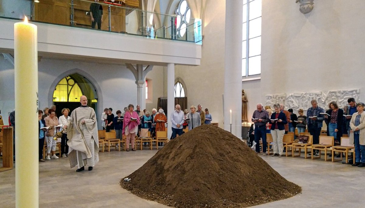 NovusOrdoWatch's tweet photo. Eco-Religion: “Earth Altar” installed at Novus Ordo Parish in Germany - https://t.co/1R2PzrJTL3 For a “new bond with the earth”… #CatholicTwitter #catholic #katholisch https://t.co/Q1pASCPWK9
