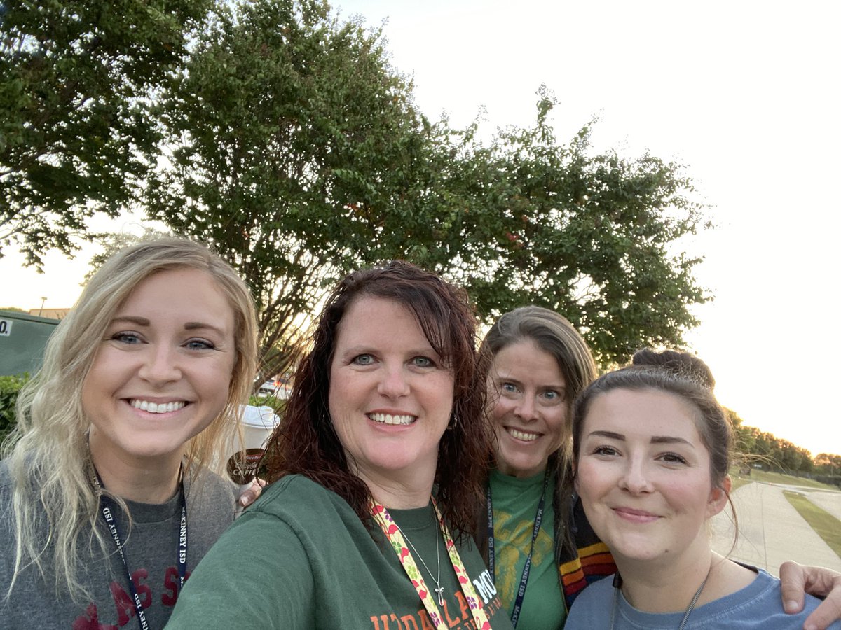 MrsLeikerGrade3's tweet photo. #tbt to yesterday’s walk to school day! It was a blast! Our class worked so hard to make their shoe puzzle pieces! @BennettBears #bearshine https://t.co/Hvgp59v0OK