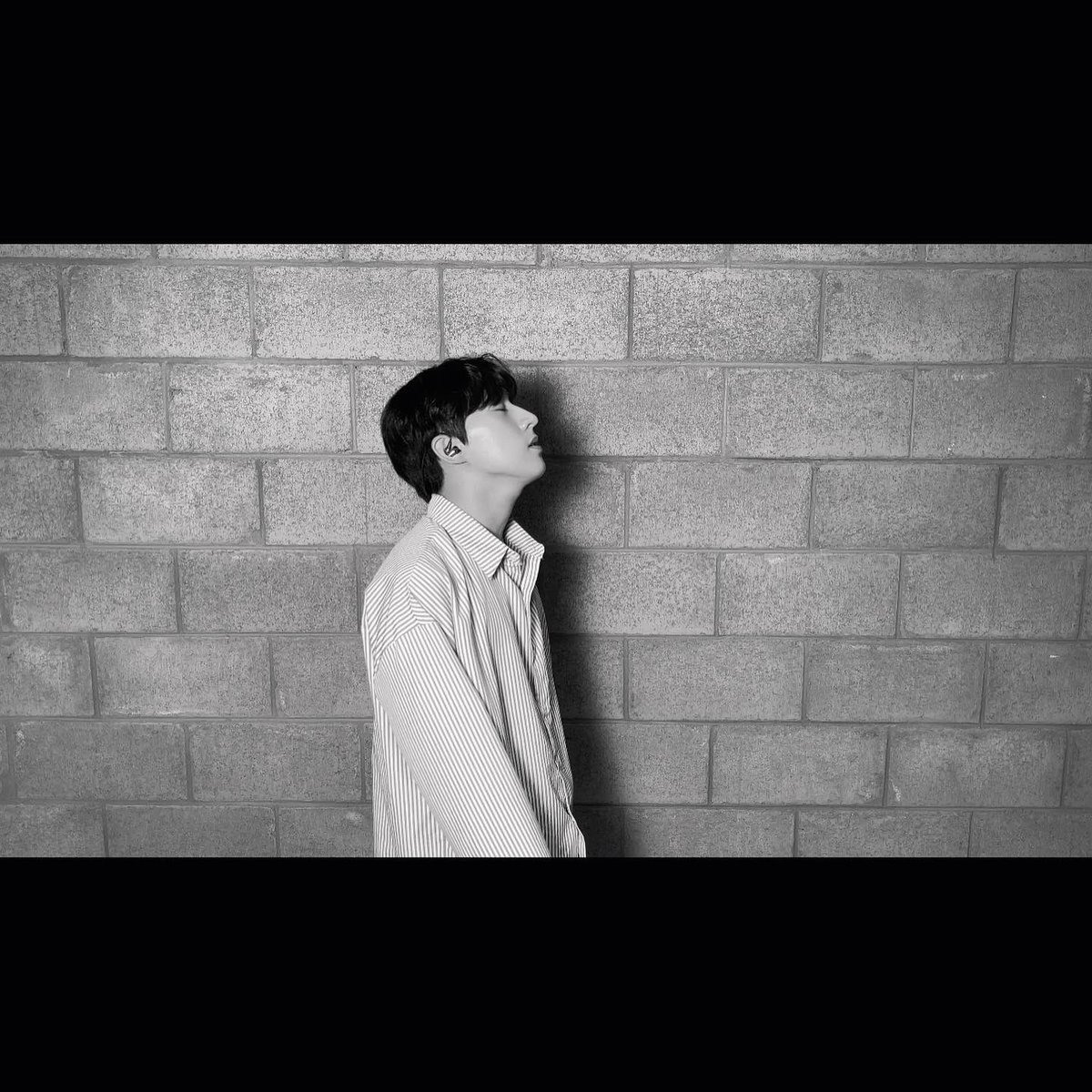 OfficialAboutu's tweet photo. #도윤
Doyoon’s behind cut📸
#어바우츄 #AboutU
#도윤 #이수 #네온
#DoYoon #YiSoo #NeoN 
#Kband #Krock #한국밴드 #밴드 #band #Kpop https://t.co/hHdy0QqPC3
