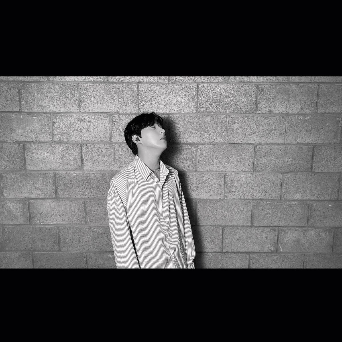 OfficialAboutu's tweet photo. #도윤
Doyoon’s behind cut📸
#어바우츄 #AboutU
#도윤 #이수 #네온
#DoYoon #YiSoo #NeoN 
#Kband #Krock #한국밴드 #밴드 #band #Kpop https://t.co/hHdy0QqPC3