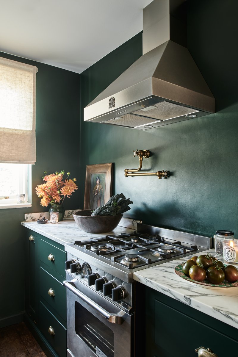 #KitchenTour: We are very happy and excited to share this first glimpse of @sukiwaterhouse's new deVOL kitchen. This is the home of someone with real style who's not afraid to make bold calls, and why would you be when it looks so good?! 

#GreenKitchen