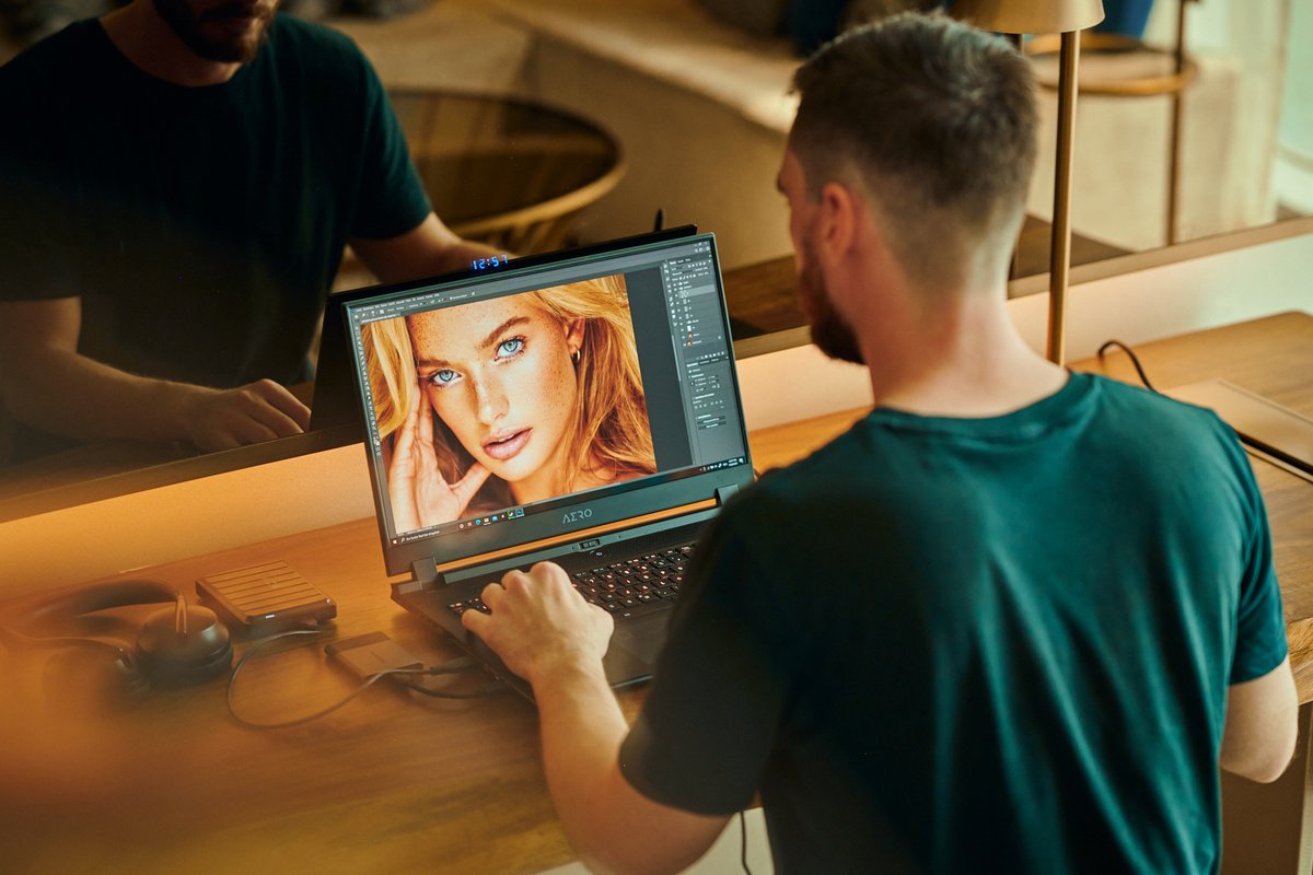 AORUS_DE's tweet photo. Produktion beschleunigen, Inspiration steigern - AERO 17
 
Mehr Infos: https://t.co/pMOELuZQge

📷: dgtlcraft_postproduction

#PerformanceAboveAll #AERO #CreatorLaptop https://t.co/by4bugfGH7