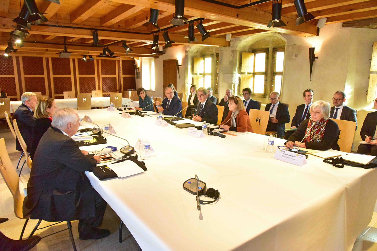 Président de la <a href="/GrandeRegionOff/">Grande Région | Groβregion 🇧🇪 🇱🇺 🇫🇷 🇩🇪</a> j’accueillais ce matin au château de #Malbrouck l’ensemble de nos partenaires. 
Bilan de l’épidémie, catastrophes naturelles, politique de l’eau, mobilites ont fait partie de nos sujets 
Merci à la <a href="/MoselleCD57/">Département Moselle</a> et à <a href="/PWeiten/">Patrick Weiten</a> pour leur accueil