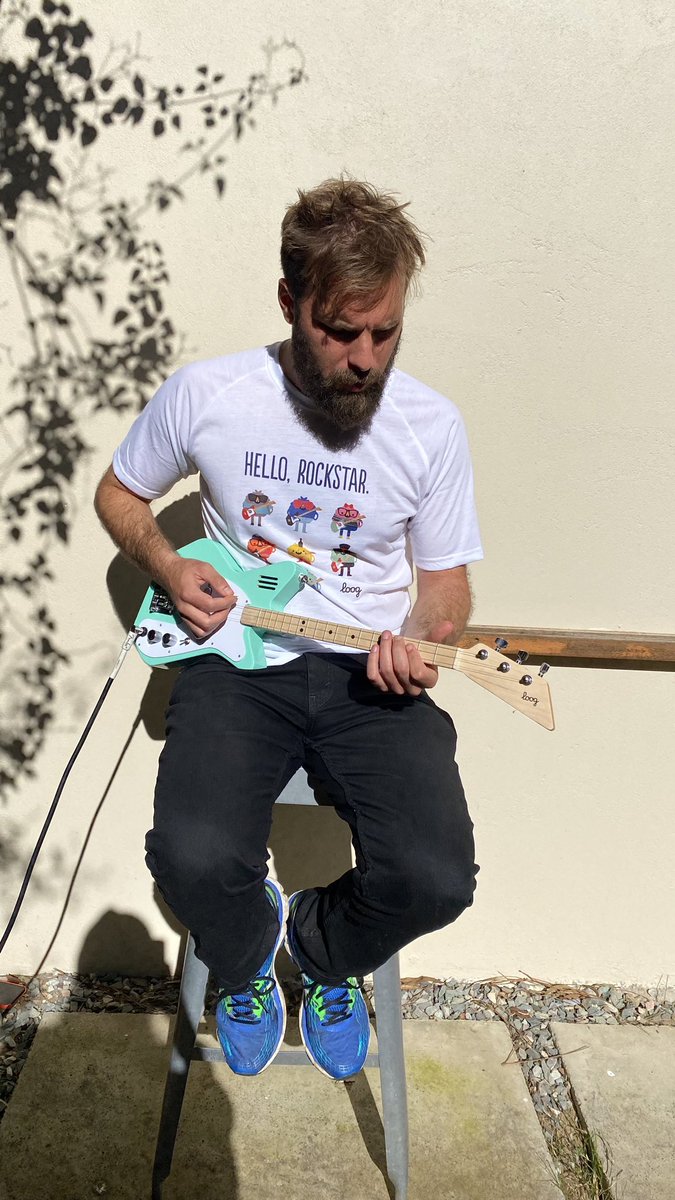 Alegría por la vuelta a los toques!
Con Dinamita <a href="/DinamitaPereda/">Dinamita Pereda</a> además de ser muy amigos, somos muy fans y en su banda toca Javi, viejo conocido Loog y parece que otro gran amigo de la casa estará como invitado sorpresa en teclados 🤫 youtu.be/-WtS3mbvxk0
¿Te lo vas a perder?